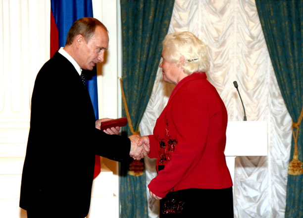 Вручение награды "Народный учитель РФ" директору школы Зыбайловой Н.С. Апрель 2008 года.